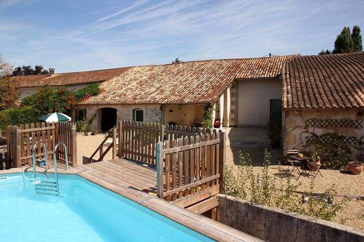 Location de vacances pour 4 personnes, avec piscine et jardin, adapté aux familles à Nieul-le-Virouil