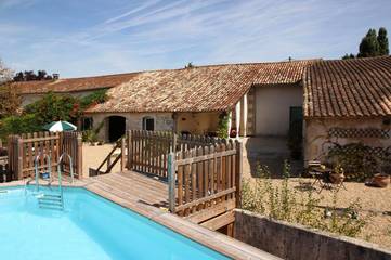 Gîte pour 4 personnes, avec piscine et jardin, adapté aux familles à Nieul-le-Virouil