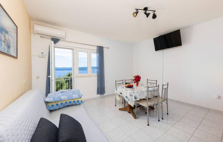 Ganze Ferienwohnung, Charmantes Apartment mit Terrasse, WLAN und Strandzugang in 2 km Entfernung in Lokva Rogoznica, Omis-Riviera