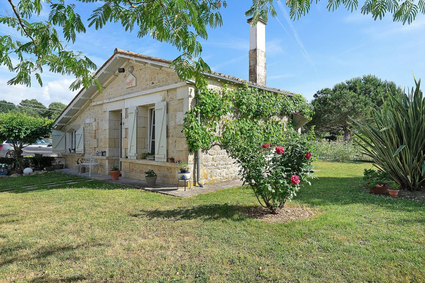 Holiday Home 'La Vignentaise' with Terrace, Shared Pool and Wi-Fi in Bois, Jonzac region