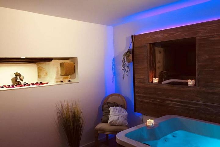 Gîte pour 2 personnes, avec jacuzzi ainsi que sauna et terrasse à Saint-Alban-de-Roche