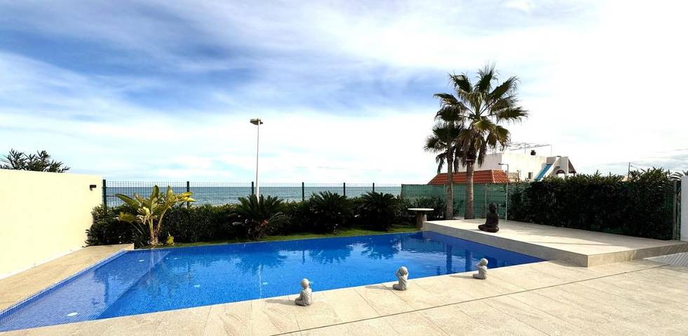 Casa para 5 personas, con vistas además de jardín y piscina en Cullera