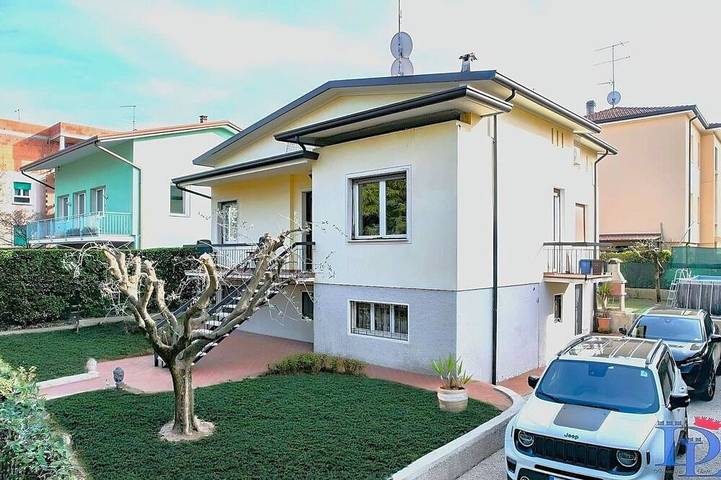 Villa per 8 persone, con balcone e giardino in Desenzano del Garda