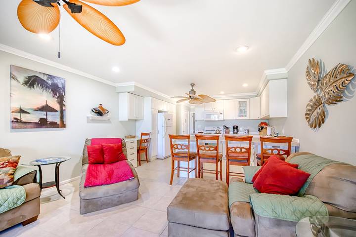 Vacation rental for 4 people, with pool and balcony on Molokai