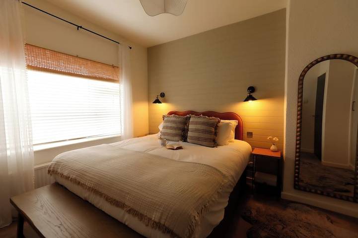 The Cabin is a charming 2-bedroom bungalow in Hayfield, sleeping up to four. Relax in the private hot tub or unwind in the cosy living area after exploring the Peak District. in Derbyshire