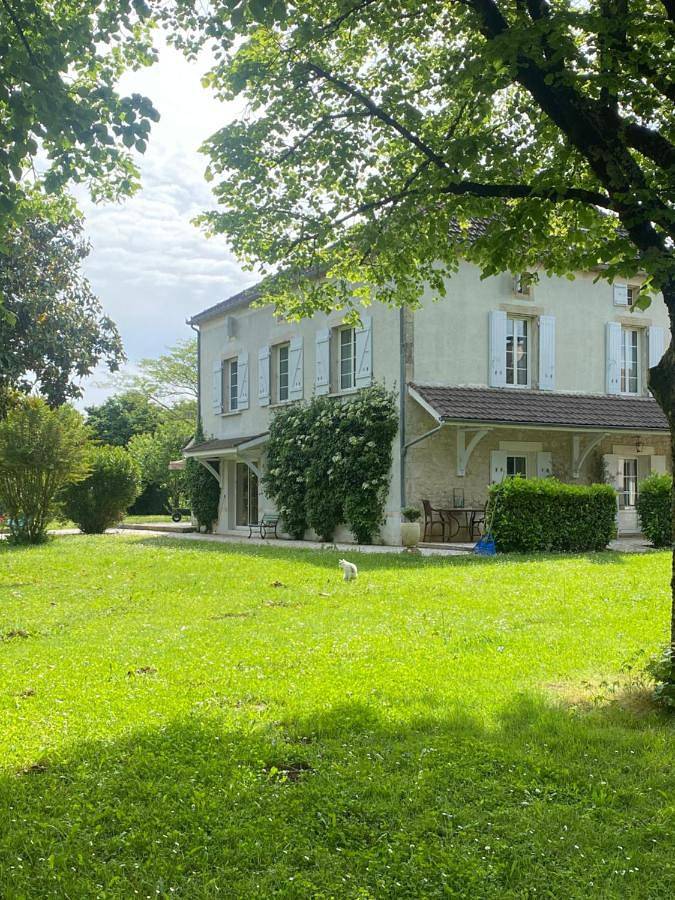 Gîte pour 2 personnes, avec Terrasse et Jardin ainsi que Piscine et Vue à Vire-sur-Lot
