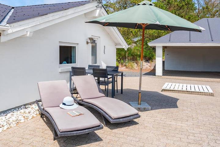 Ferienhaus mit Wärmepumpe liegt auf einem natürlichen Grundstück in ruhiger Umgebung bei Henne Strand.   in Henne, Varde