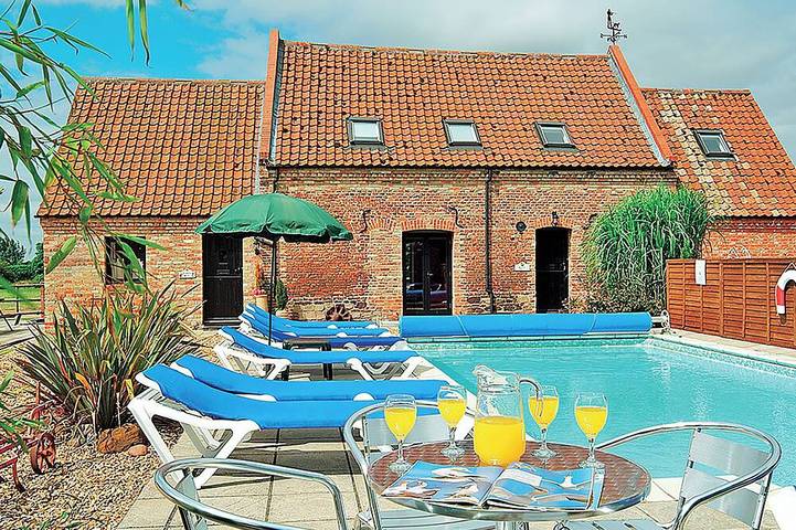 Cottage for 5 people, with garden and pool as well as hot tub in Norfolk