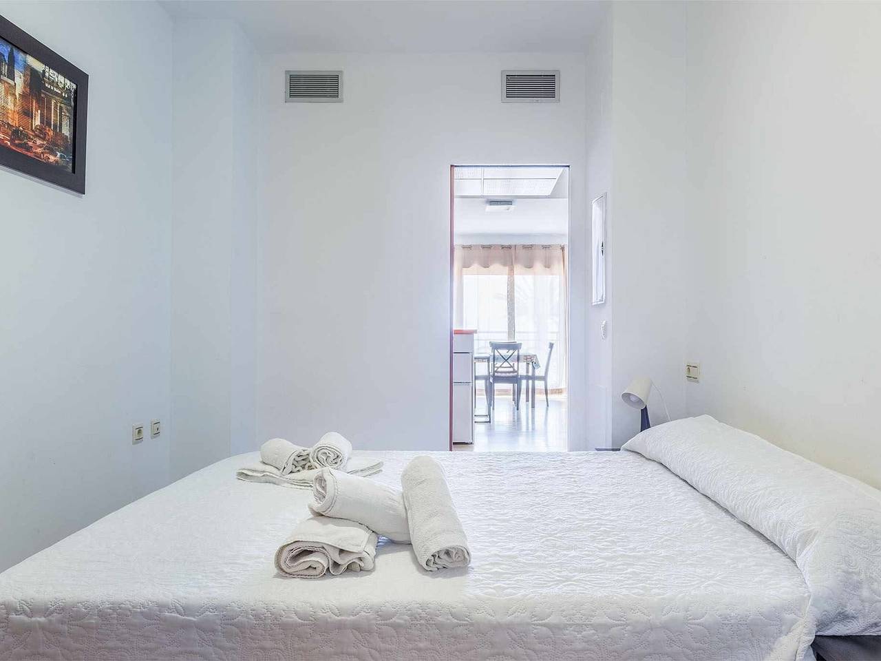Apartamento entero, Apartamento en primera línea de playa en Caleta de Vélez para 3 personas in Urbanización Villa del Mar, Vélez-Málaga