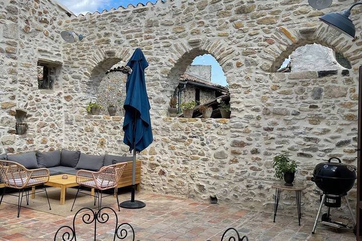 Location de vacances pour 4 personnes, avec terrasse à Allègre-les-Fumades