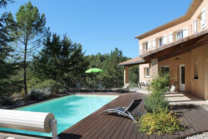 Gîte pour 8 personnes, avec jardin ainsi que terrasse et piscine à Saint-Genest-de-Beauzon