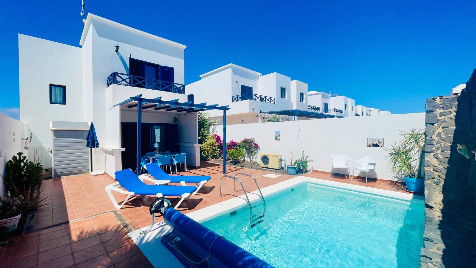 Villa vacacional 'Casa Ventosa' con piscina privada, terraza privada y Wi-Fi in Playa Blanca, Yaiza