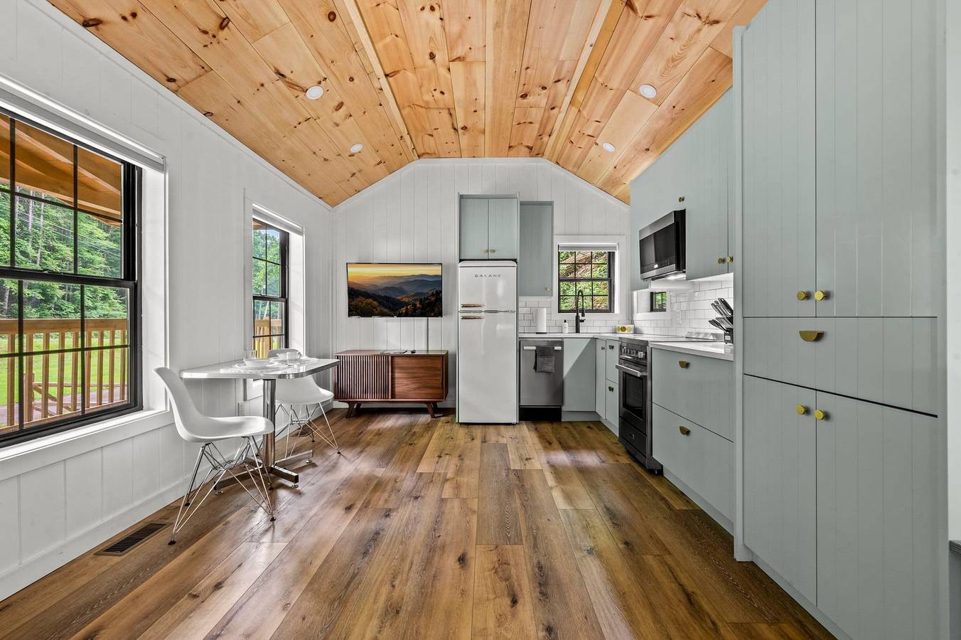 Entire apartment, Gburg Pet-Friendly Studio Cabin 5 Firepit Games in Sevier County