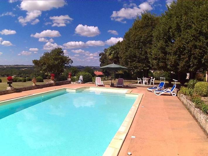 Location de vacances pour 6 personnes, avec Terrasse et Jardin ainsi que Piscine et Vue à Tournecoupe