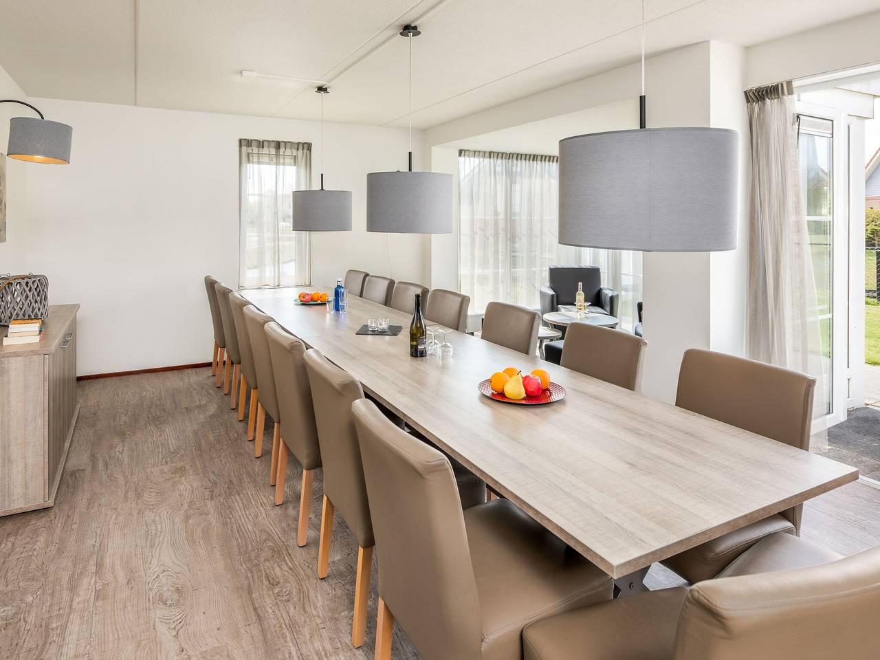 Moderne villa met omheinde tuin. in De Banjaard, Kamperland