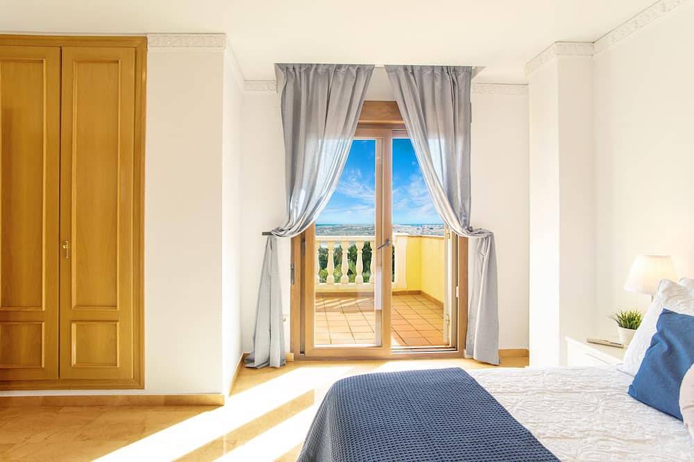 6 Bedroom Luxury Villa ,6 seater Jacuzzi & heated pool . 18 guests max  in Mutxamel, Costa Blanca
