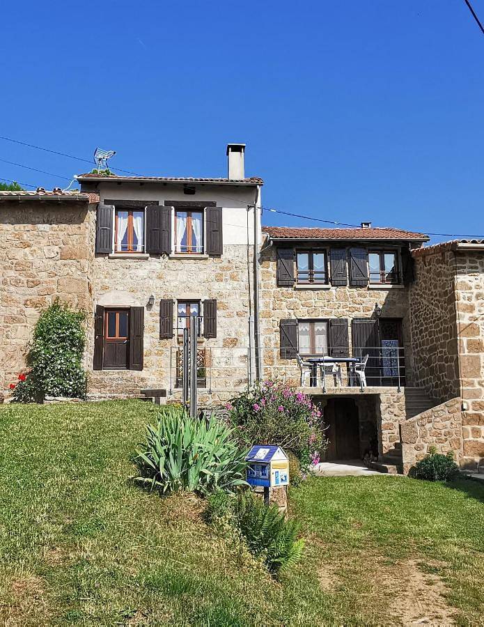 Location de vacances pour 5 personnes, avec terrasse et vue à Empurany