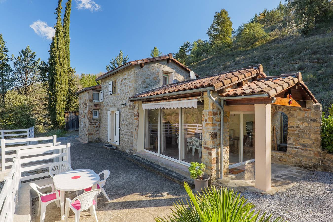 Gîte de la Troulière: Seeblick, private Terrasse und eigener Garten in Banne, Cevennen