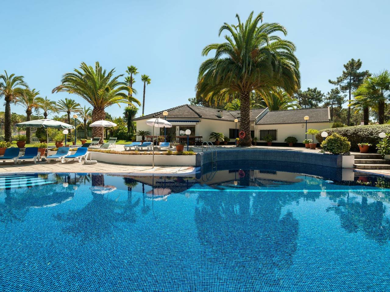 Villa das Palmeiras mit großem Schwimmbad in Aroeira, Corroios