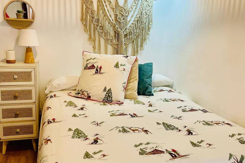 Entire apartment, Cozy Mountain Apartment in Central Villanúa – Sleeps 4, Fully Renovated in Villanúa, Spanish Pyrenees