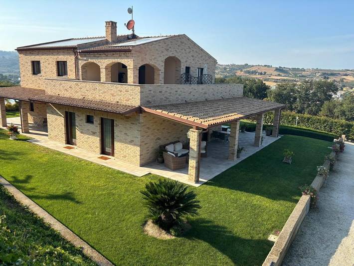 Location de vacances pour 2 personnes, avec Terrasse ainsi que Jardin et Piscine à Cupra Marittima - 4