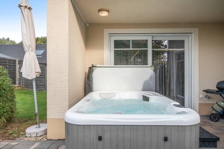 Apartamento entero, Eifel Dream Casa29 con jacuzzi exterior privado y sauna in Burbach, Bitburg-Prüm