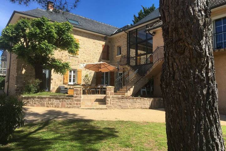 Gîte pour 15 personnes, avec jardin à Dampniat