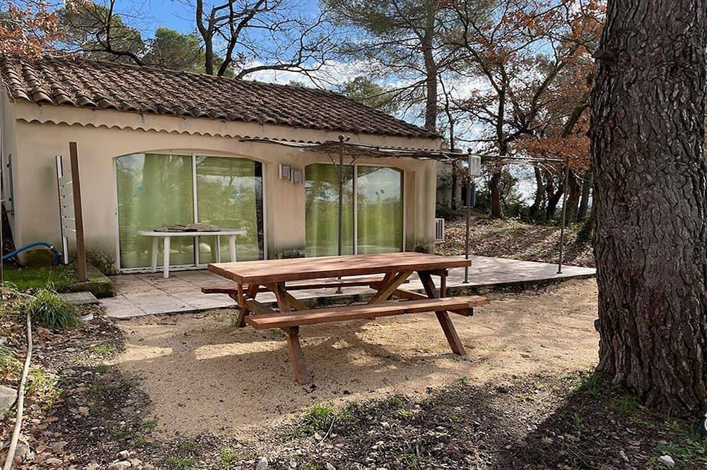 Gîte with swimming pool on large wooded grounds. in Velleron, Parc naturel régional du Mont-Ventoux