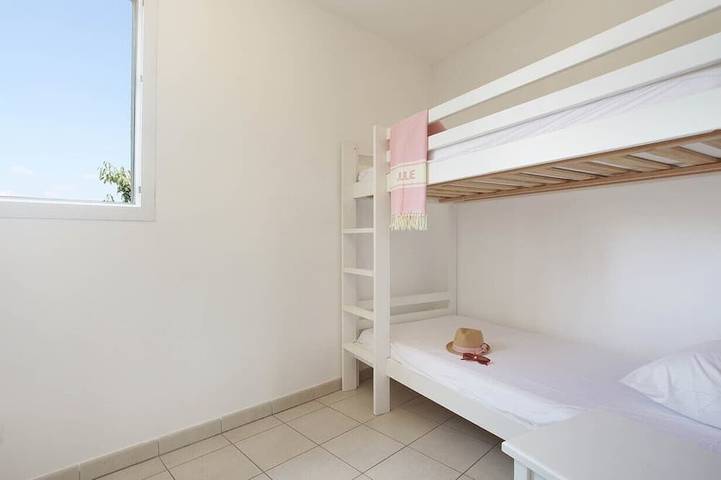 Appartement de vacances pour 6 personnes, avec piscine ainsi que terrasse et jardin
