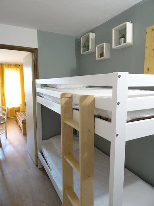 Appartement entier, One-Bedroom Apartment in Mijoux, Parc naturel régional du Haut-Jura