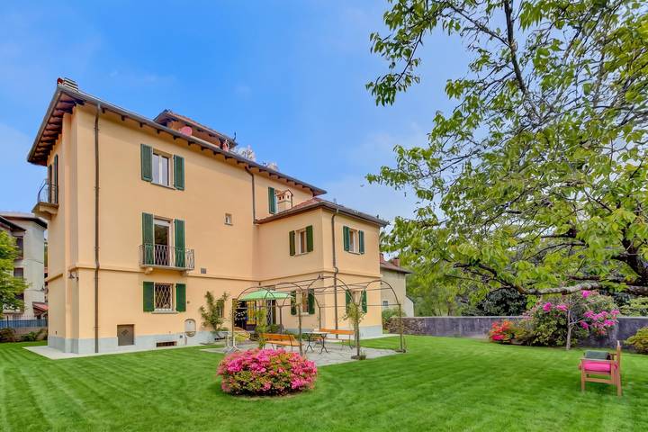 Location de vacances pour 7 personnes, avec balcon à Brovello-Carpugnino