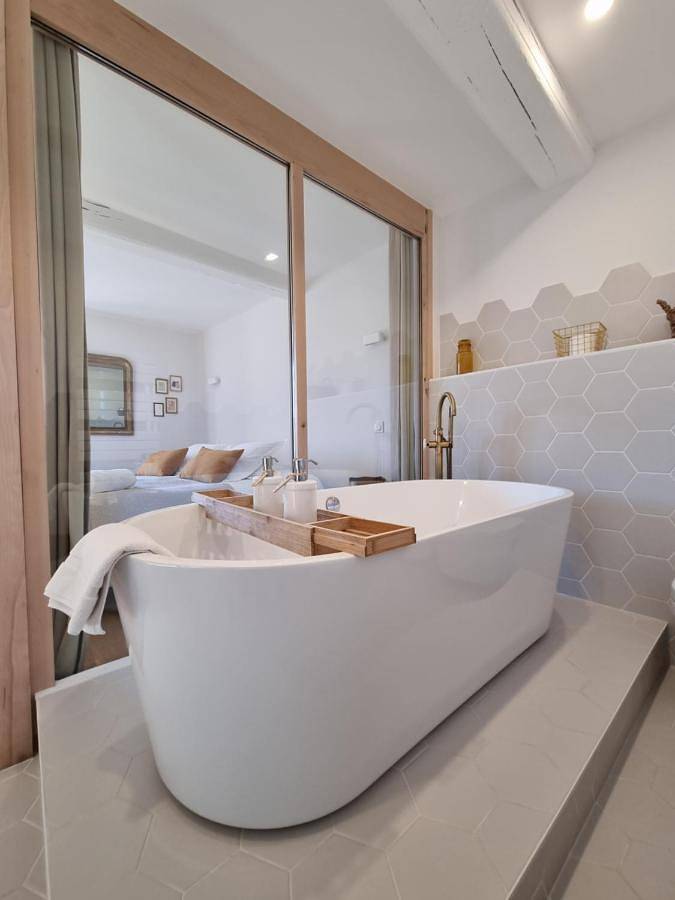 Location de vacances pour 2 personnes, avec terrasse ainsi que jardin et piscine à Château (Mâcon) - 3