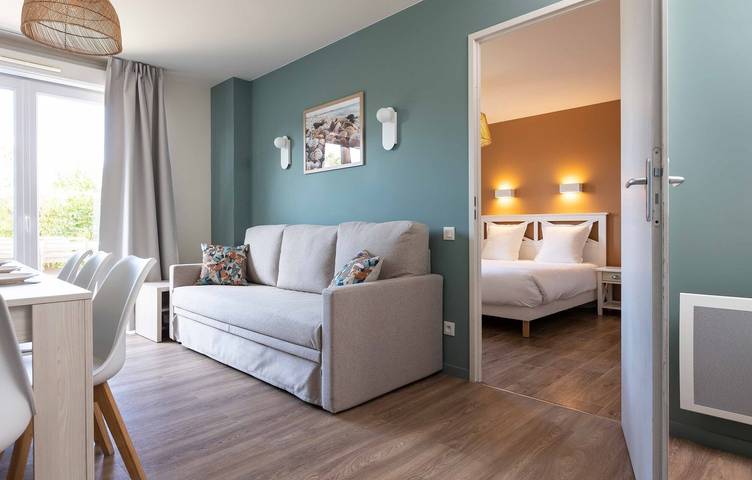 Gîte pour 8 personnes, avec terrasse ainsi que piscine et jardin, adapté aux familles dans Plage de la Digue Jules Noiret - 3