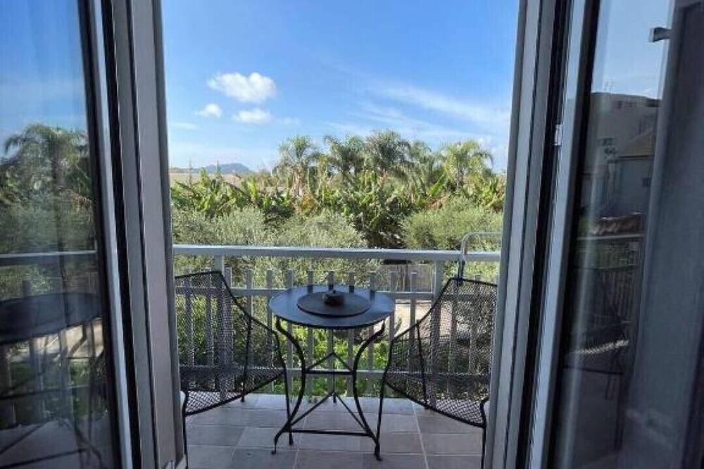 Ganze Wohnung, Art Studios Gialova  with King Size Bed  Garden View Balcony 5\" to the beach in Messenien