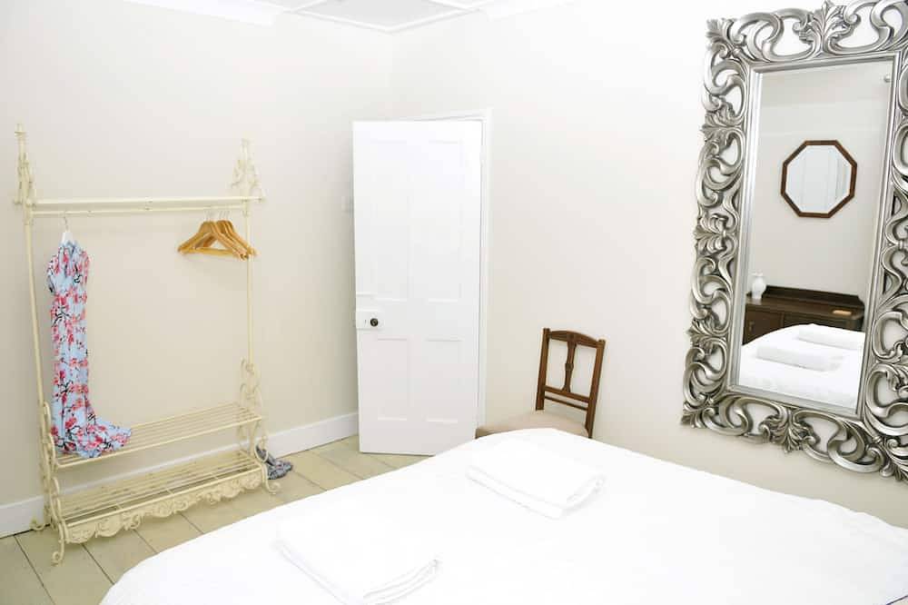 Little Lane is a charming, recently refurbished 2 bedroom cottage sleeping 4 in Gosport, Hampshire
