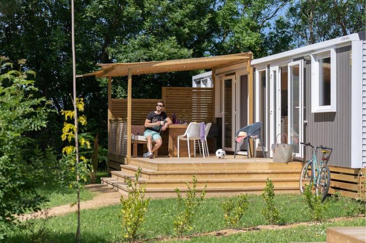 Mobil home pour 4 personnes, avec piscine ainsi que terrasse et jardin, adapté aux familles à Névez - 3