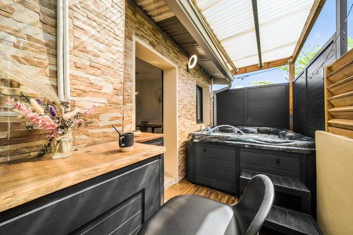 Maison de vacances pour 3 personnes, avec terrasse ainsi que piscine et jacuzzi