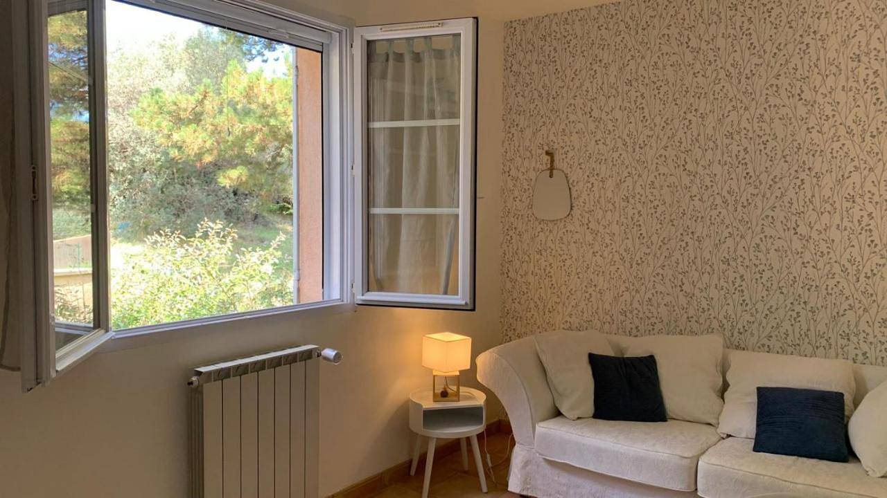 Appartement de vacances entier, Chambre et salon 4 personnes, salle de bains et Wc privés -sans cuisine- dans maison provençale chez l'habitant in Château-Arnoux-Saint-Auban, Région de Forcalquier