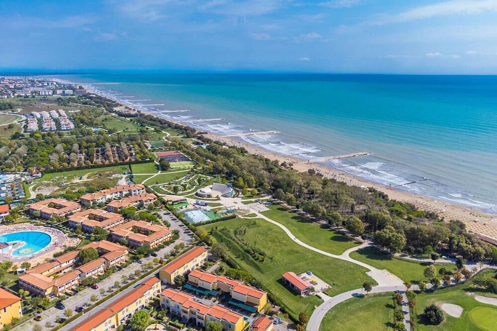 Entire apartment, Beautiful apartment for 6 people with A/C, Wifi, Tv, balcony and parking in Porto Santa Margherita, Caorle