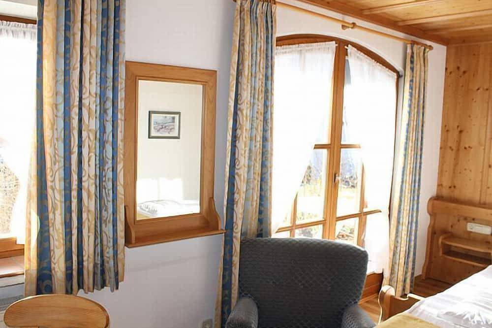 Ganze Wohnung, (04)Ein-Raum-Ferienwohnung, 26qm, 2 Personen, 1 Wohn-Schlafraum, Küche, Terrasse in Reit im Winkl, Bayerische Alpen