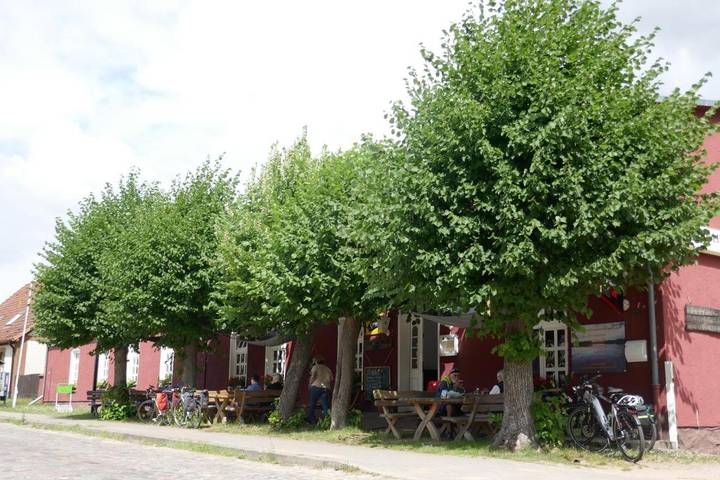 Ferienwohnung für 3 Personen, mit Terrasse und Garten sowie Ausblick in Kratzeburg