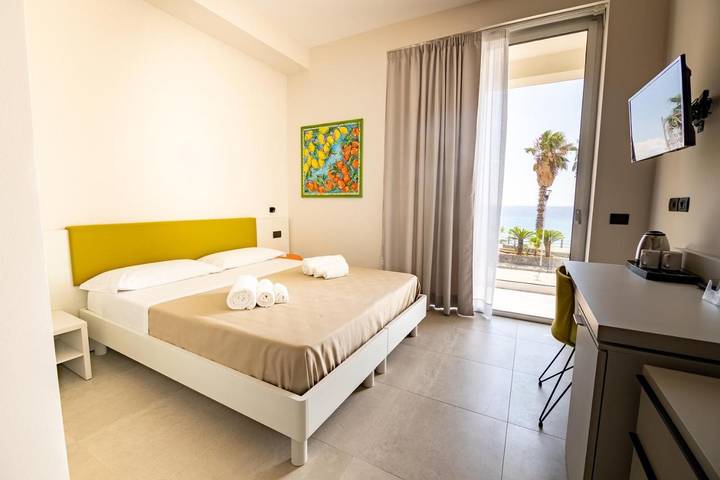 Hôtel pour 2 personnes, avec sauna et terrasse ainsi que piscine et jacuzzi, animaux acceptés à Alì Terme - 4