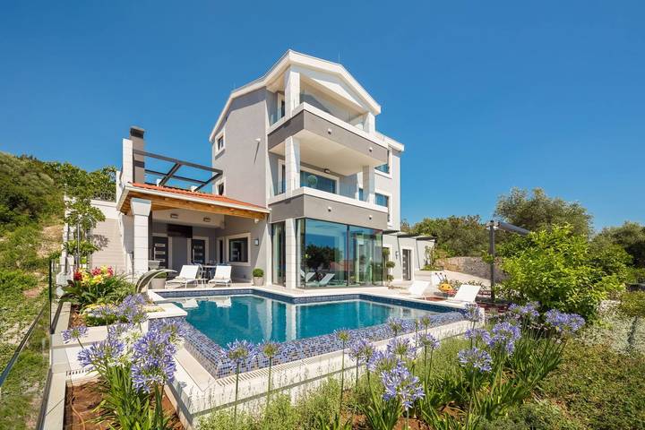 Villa pour 10 personnes, avec sauna ainsi que jardin et jacuzzi, adapté aux familles à Okrug Gornji - 4