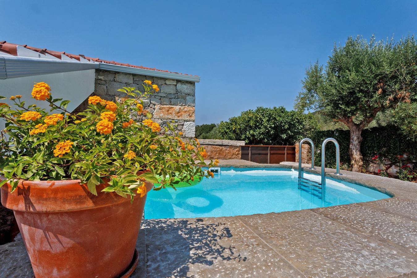Landhaus 'Curva' mit Bergblick, privatem Pool und Wlan in Arrimal e Mendiga, Parque Natural das Serras de Aire e Candeeiros