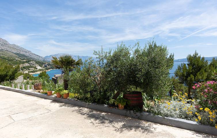 Ganze Ferienwohnung, Charmantes Apartment mit Terrasse, WLAN und Strandzugang in 2 km Entfernung in Lokva Rogoznica, Omis-Riviera