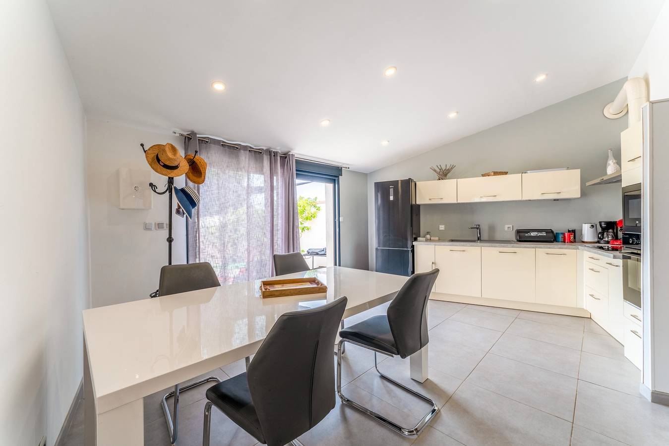 Appartement entier, Appartement "Gite" avec terrasse privée, Wi-Fi et climatisation in Saze, Région de Nîmes