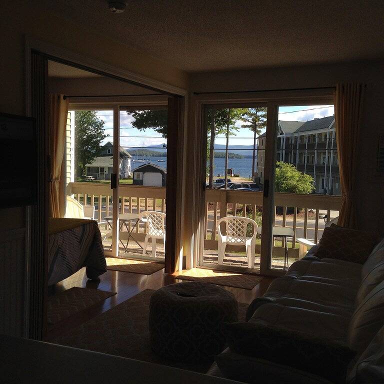 Ganze Wohnung, Gemütliche Wohnung mit wunderschönem Blick auf den Lake Winni. Zwei Minuten zu Fuß zum Konzert. in Gilford, Lake Winnipesaukee