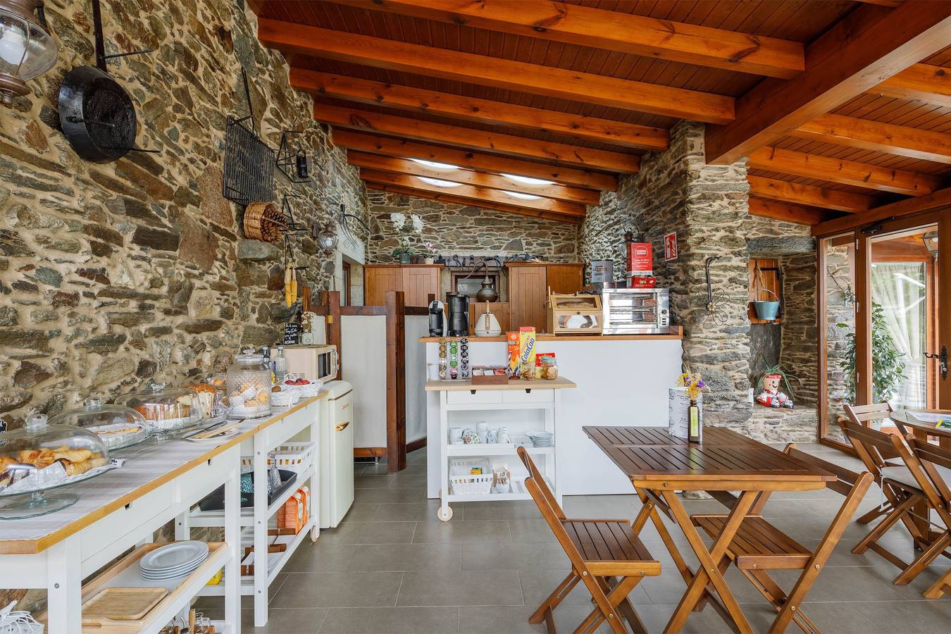 Appartement "Apartamento Adega" binnenkamer, met een raam dat uitkijkt op een binnenveranda, foto 14