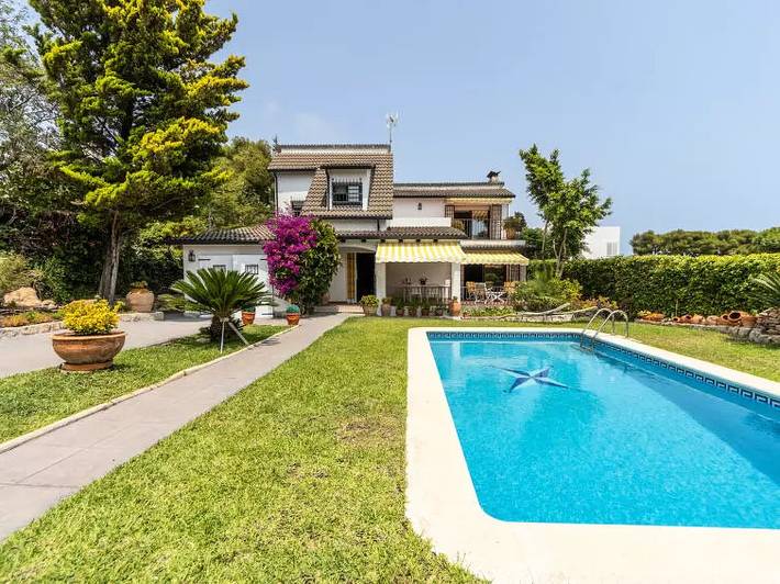 Chalet para 8 personas, con Terraza además de Jardín y Piscina en Bajo Penedés