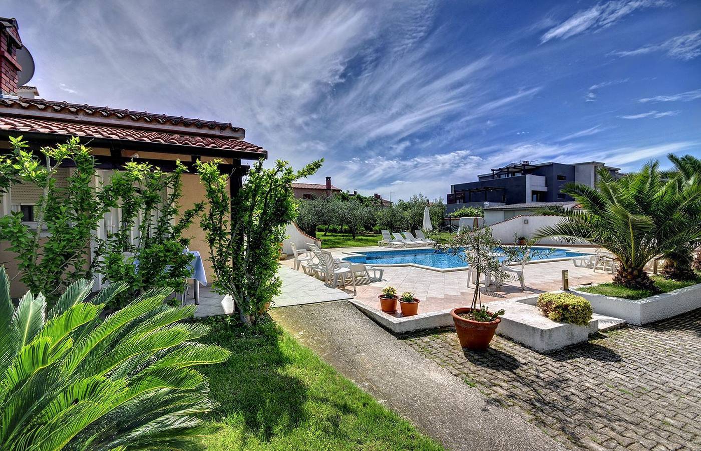 Appartement entier, Traumhaftes Apartment nur 700 Meter zum Sandstrand mit grossem Pool, Bikes, Bbq in Medulin City, Medulin